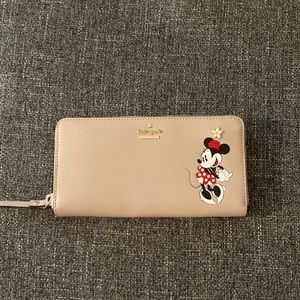 Kate ♠️ Special edition Minnie Mouse Disney wallet!
